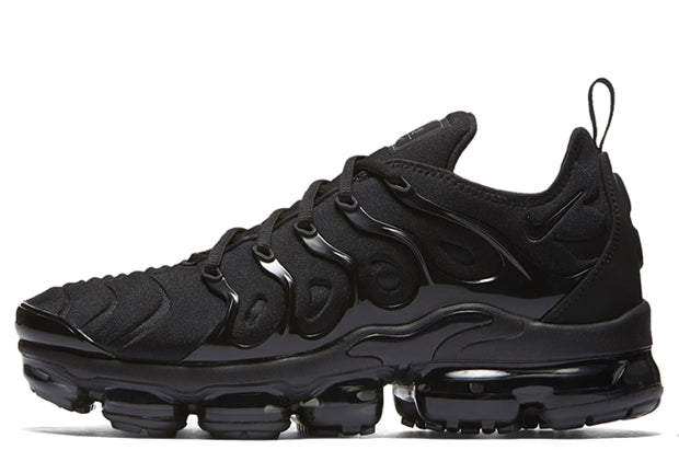 triple white vapormax plus